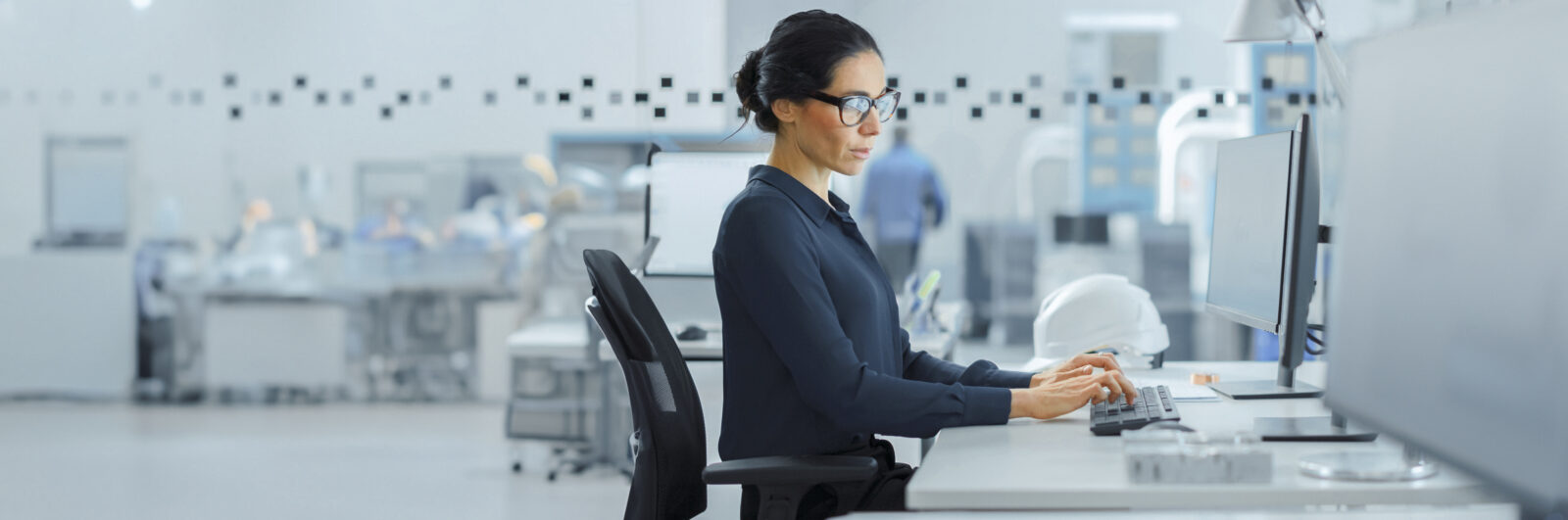 Woman in front of a computer